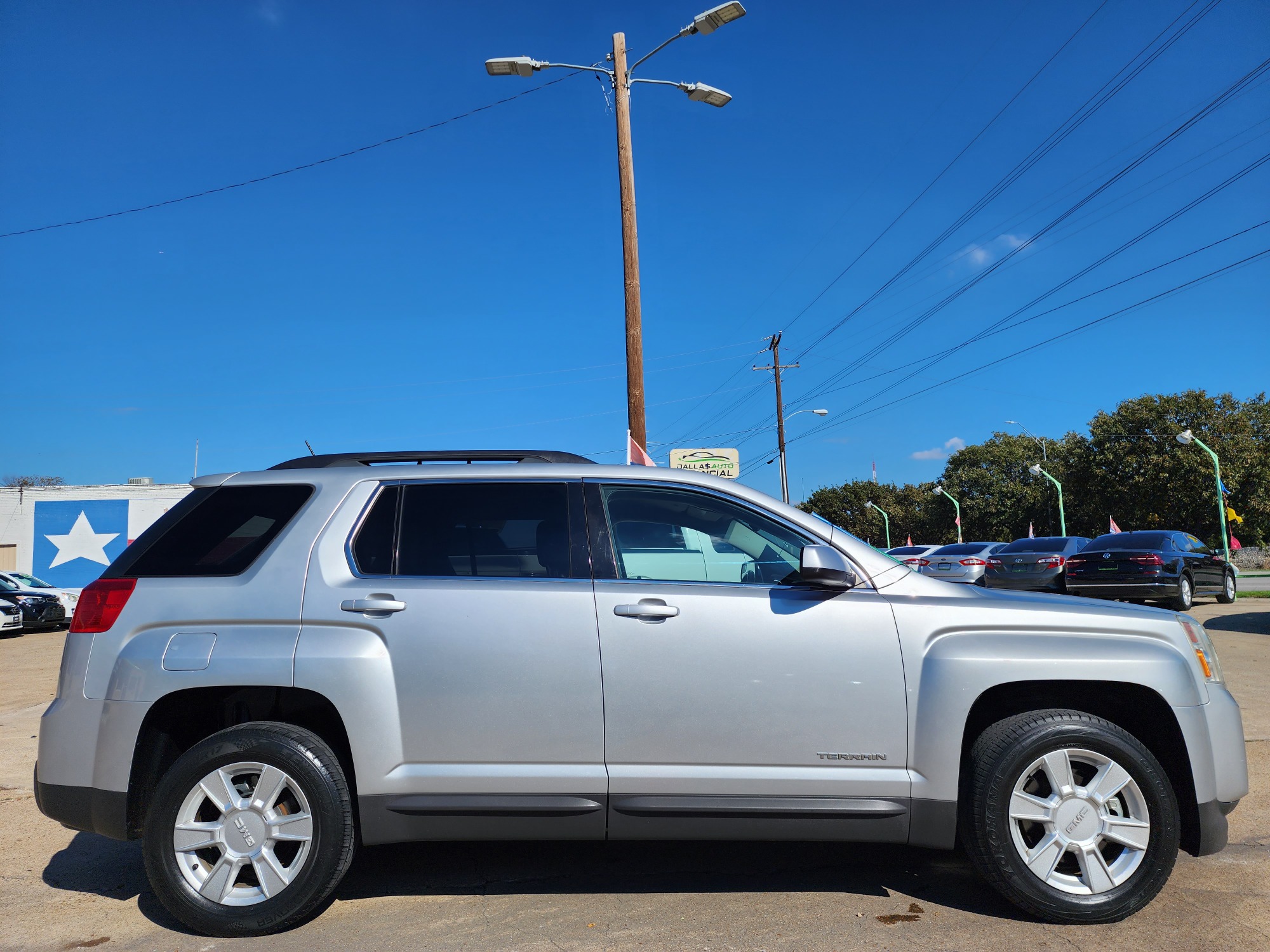 2013 SILVER GMC Terrain SLT (2GKALUEK0D6) with an 2.4L L4 DOHC 16V FFV engine, 6-Speed Automatic transmission, located at 2660 S.Garland Avenue, Garland, TX, 75041, (469) 298-3118, 32.885387, -96.656776 - Welcome to DallasAutos4Less, one of the Premier BUY HERE PAY HERE Dealers in the North Dallas Area. We specialize in financing to people with NO CREDIT or BAD CREDIT. We need proof of income, proof of residence, and a ID. Come buy your new car from us today!! This is a very well cared for 2013 GM - Photo #2